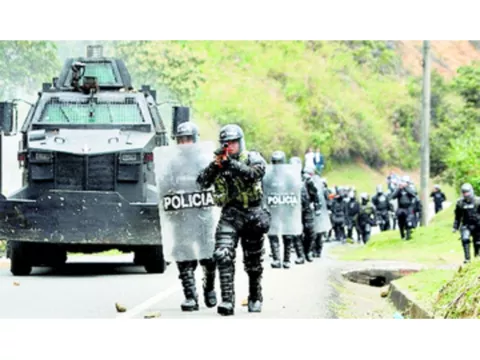 Nativos de Emberá Chamí retienen a  uniformados 