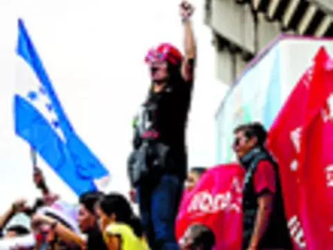 Jóvenes hondureños protestan alegando ‘fraude’ electoral 