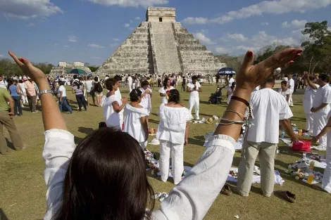 El fin de la era maya se acerca con bromas y negocios