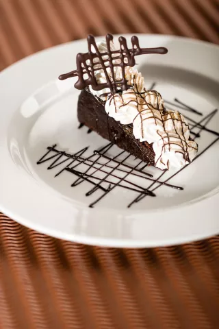 Los platos blancos influyen en la dulzura de los postres
