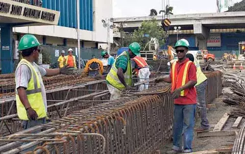 Tuberías y cables deben reubicarse 