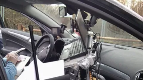Detienen a conductor con oficina móvil en su automóvil