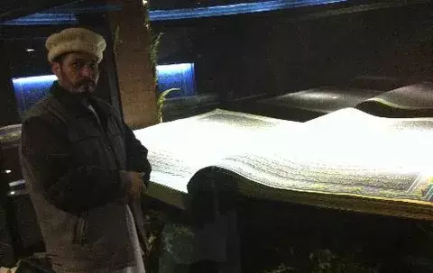 Un calígrafo afgano expone en Kabul "el mayor Corán del mundo"