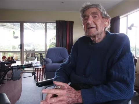 Bob Edwards neozelandés de 105 años que aún maneja 