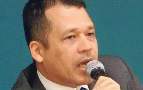 Poesía luminosa en tiempos oscuros 