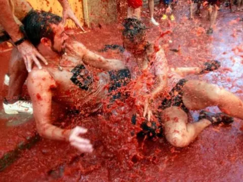 Ciudad se tiñe de rojo por guerra anual de tomates