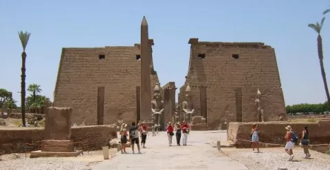 Hallan 14 estatuas de más de 3,000 años de la diosa de la guerra en Luxor