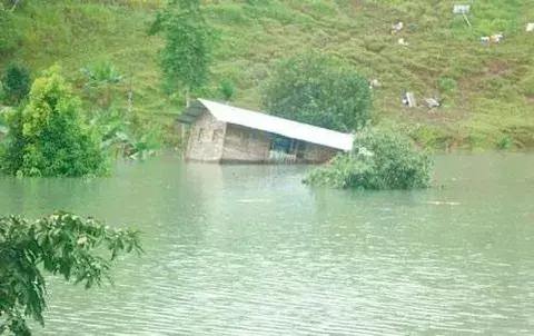 Crecida de embalse deja 25 damnificados 
