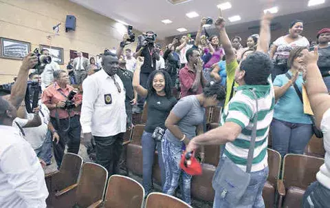  Grupos a favor y en contra de la Sala Quinta se liaron a golpes ayer en las graderías de la Asamblea Nacional