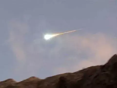 Investigan una estela luminosa que cruzó el cielo 