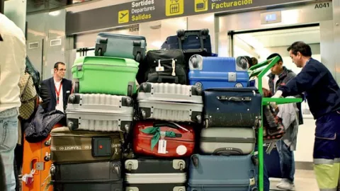 Se durmió en la banda de equipaje del aeropuerto
