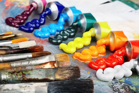 Un artista pinta autorretratos cuando se droga