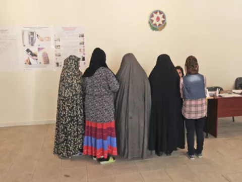 Anciana de 124 años acude a votar con 41 de sus descendientes
