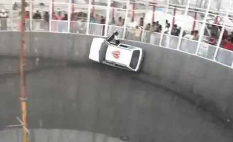 Conducen en "el muro de la muerte"