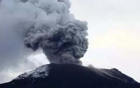 El volcán Tungurahua genera fuentes de lava, expulsa rocas candentes y ceniza