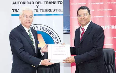 MAPFRE entrega  publicaciones  para educación vial 