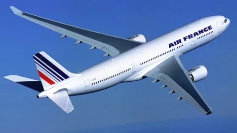 Piden a pasajeros pagar por combustible de avión