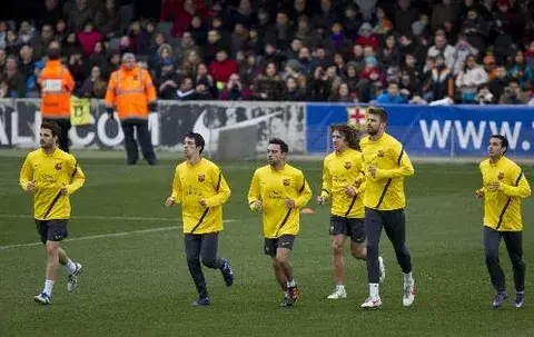 Unos 13.000 aficionados siguen el entrenamiento del Barça en el Miniestadi