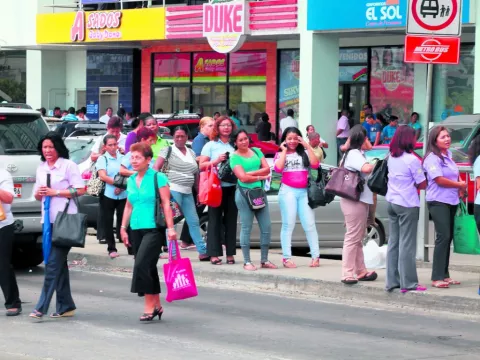 Gobierno adopta medidas que involucra a comercios  