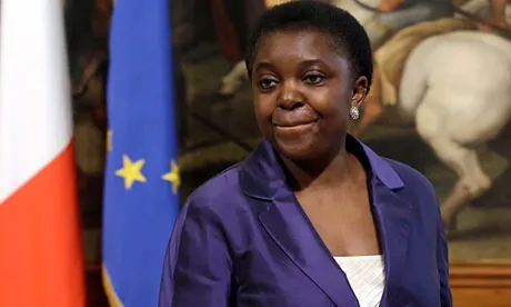 Lanzan plátanos a la ministra italiana a la que compararon con un orangután