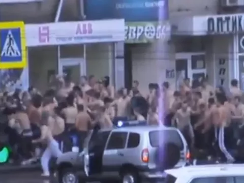 Hooligans se toman las calles de Ucrania