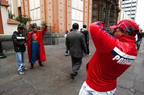 Superman peruano vigila las calles de Lima