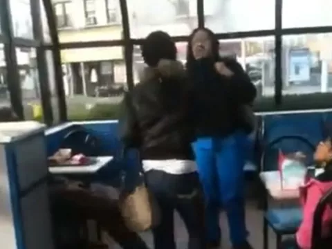 Mujer sorprende con gas pimienta a su agresora 
