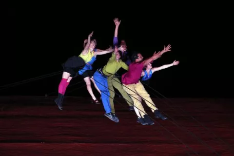 Bailan como tributo a la naturaleza y el espíritu humano