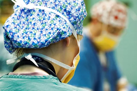 Operan a un niño a la luz de linternas y móviles en hospital