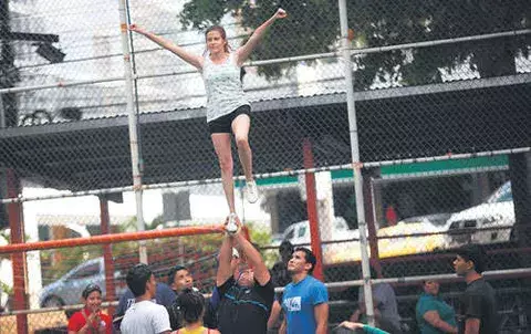 Entre los saltos, bailes y acrobacias 