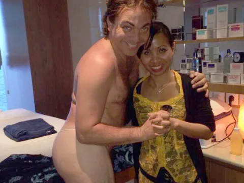 Hacen trizas a Cristian Castro por foto (casi) desnudo