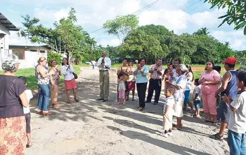 Pobladores de Loma Colorada denuncian que aún tienen calle de tierra 