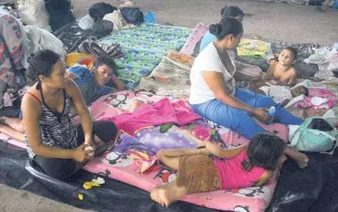 Niños y  mujeres se protegen en albergues por las inundaciones 
