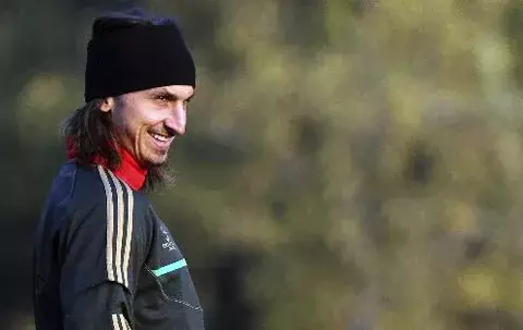 Seedorf anima a Ibrahimovic y a Guardiola a darse la mano