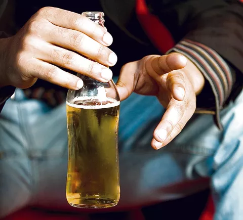 El consumo moderado de cerveza beneficia en cada etapa de la vida de la mujer