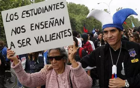 Estudiantes chilenos critican propuestas de Gobierno y oposición para 2012 