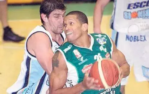 Garcés domina en la liga argentina de baloncesto 