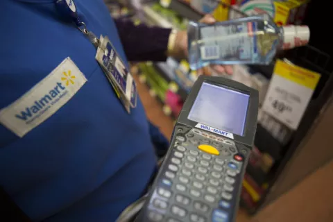 Madre recibe cenizas de hijo en bolsa de Wal-Mart 