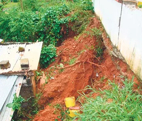 Fuertes lluvias causan crecida del río Corita y deslizamientos de tierra 