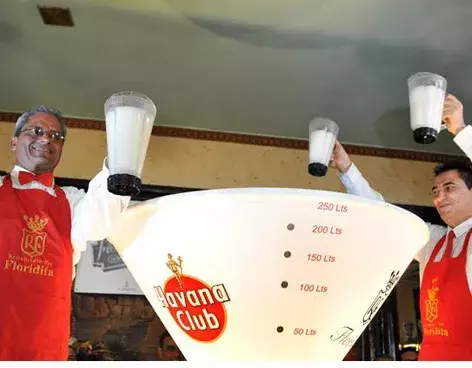Mezclan un daiquirí gigante para batir récord mundial