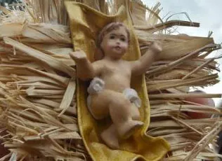 Un artista talló un niño Jesús de dimensiones de Guinness