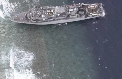 Un buque encalla en un arrecife de coral protegido