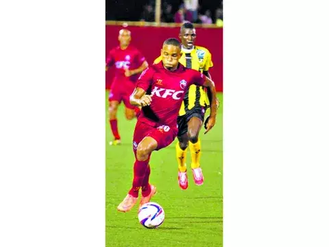 Ernesto Sinclair continúa solo en la cima de la tabla de goleadores 