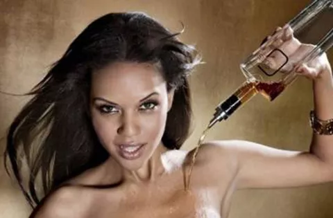 La nueva moda es tomar licor previamente derramado en cuerpos de chicas
