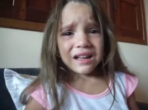 Una niña llora porque no es negra
