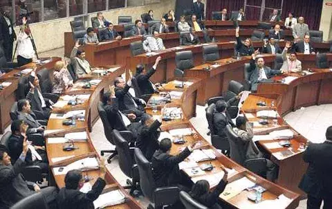 Sesiones culminan con polémica    