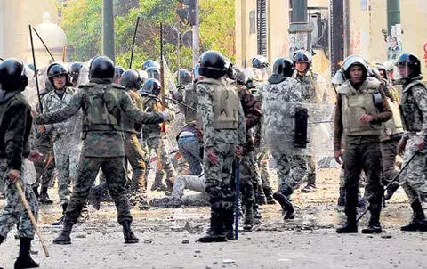  Disturbios llegan a la plaza Tahrir de El Cairo 