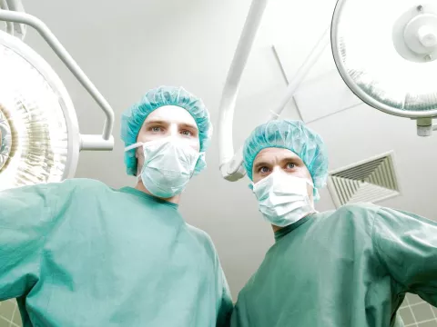Por primera vez extirpan tumores en colon y estómago sin cicatriz