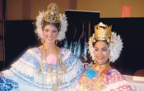 “Desfile de las Mil Polleras” enaltece las fiestas patrias 