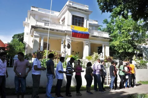 Venezolanos radicados en Cuba acuden a votar a su consulado en La Habana
